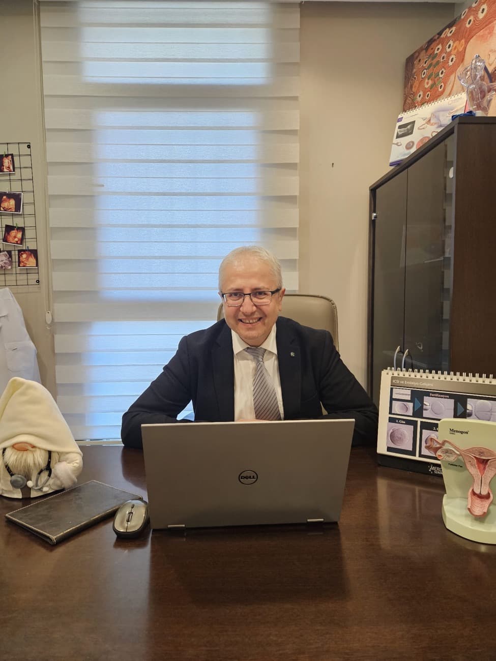 Prof. Dr. Mehmet Çınar muayenehanesinde